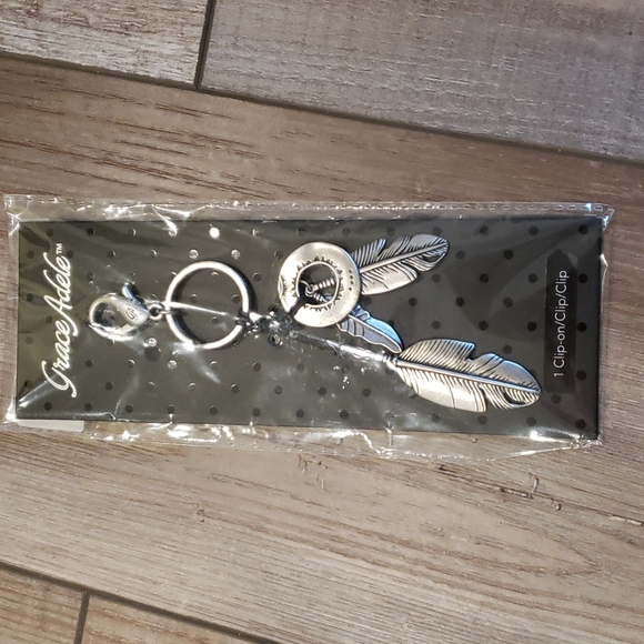 NWT Grace Adele feather bag clip/keychain - Picture 8 of 10